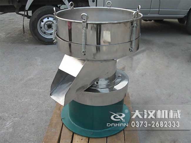 涂料振動篩由：框體，振動斗，出料口，振動電機(jī)底座等部件組成