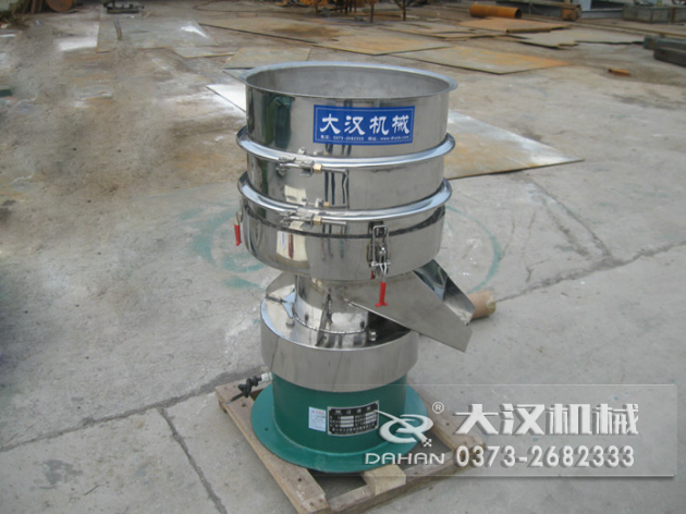 涂料過濾振動篩：利用振動電機(jī)的振動力帶動物料在篩網(wǎng)上進(jìn)行篩分，從而利用篩網(wǎng)孔徑的大小不同，完成涂料的分級，除雜等篩分目的。